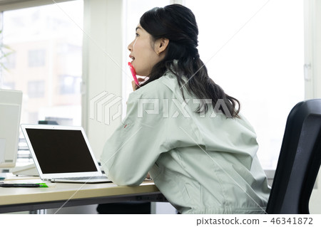 穿工作服的婦女 穿工作服的婦女 46341872