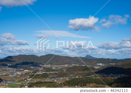 A view of the late autumn Takamatsu Expressway (Photo taken from Miki-cho, Kagawa Pref.) 46342115