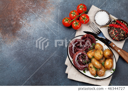 Grilled octopus with small potatoes 46344727