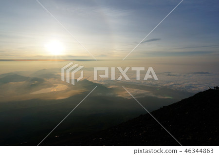 富士山的垃圾 46344863