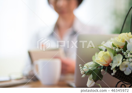 Woman middle Woman middle 46345972