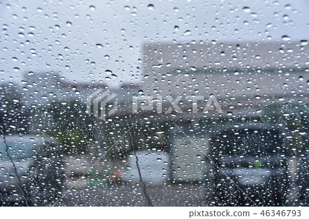 在下雨天開車 在下雨天開車 46346793