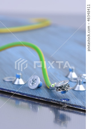 Screw and cable on metallic background close-up 46348411