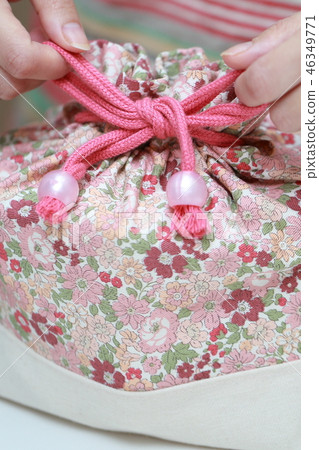 Drawstring bag (Hand-made handmade small case Case miscellaneous goods drawing work body parts floral pattern faceless) 46349771