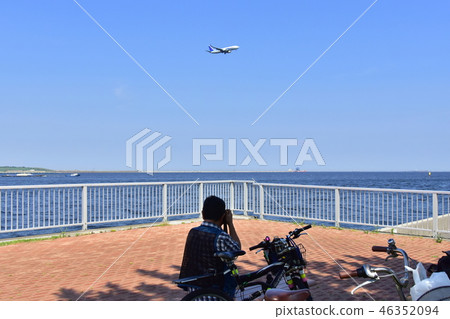 Photo enthusiasts and airliners Photo enthusiasts and airliners 46352094