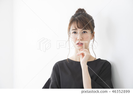 陷入困境的女性 陷入困境的女性 46352899