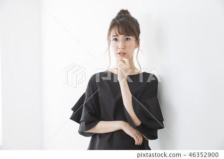 陷入困境的女性 陷入困境的女性 46352900