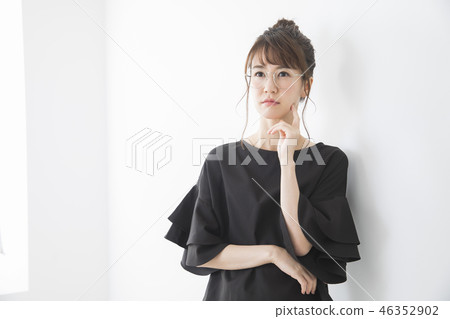 陷入困境的女性 陷入困境的女性 46352902