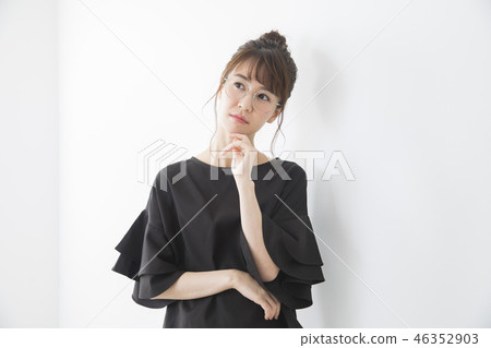 陷入困境的女性 陷入困境的女性 46352903