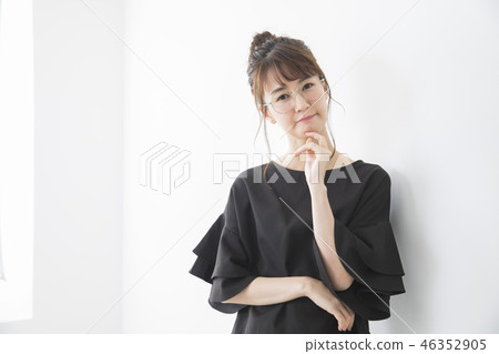 陷入困境的女性 陷入困境的女性 46352905