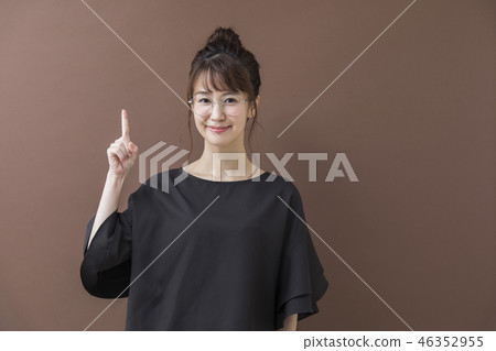 Woman with glasses 46352955
