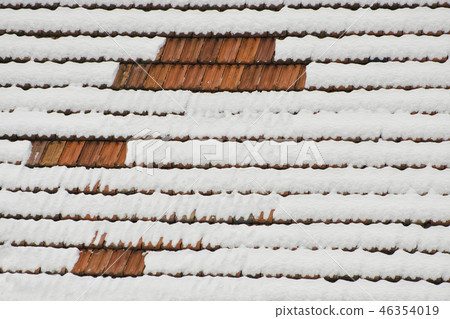 The roof of clay tiles covered with snow. Texture The roof of clay tiles covered with snow. Texture 46354019