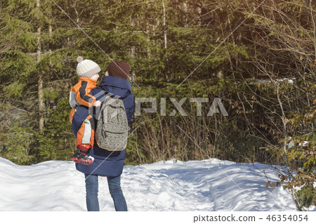 Mother with son in arms and backpack stands 46354054