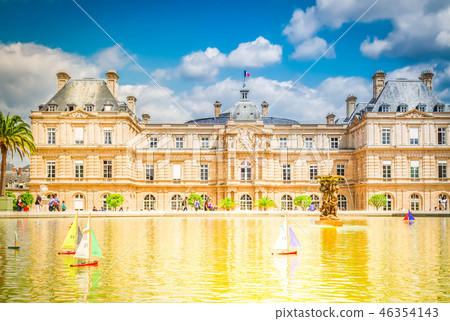 Luxembourg garden with pond 46354143