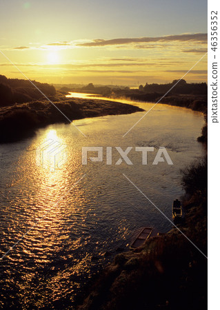 Kuji河上的日出 46356352