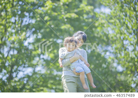 抱著一個孩子的母親 抱著一個孩子的母親 46357489