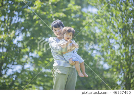 抱著一個孩子的母親 抱著一個孩子的母親 46357490