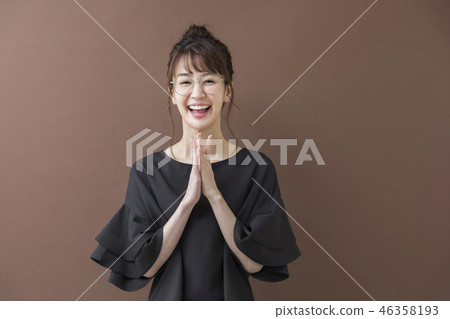 戴著眼鏡的女人 46358193