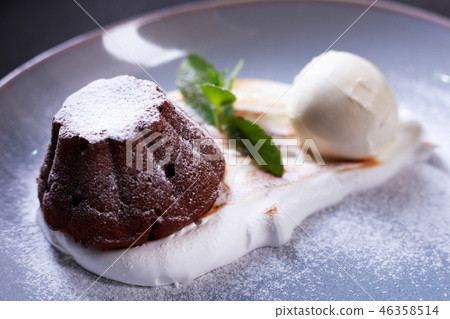 chocolate fondant cake, restaurant serving chocolate fondant cake, restaurant serving 46358514