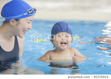 Baby swimming 46358924