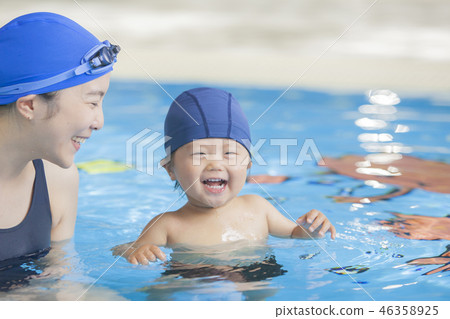 Baby swimming 46358925
