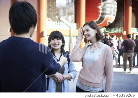 Foreigners and Tokyo Sightseeing Sensoji Temple Kamimon Gate Street Interview 46359269