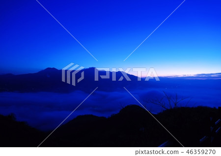 The sea of clouds in southern Aso, where the sunrise reaches 46359270