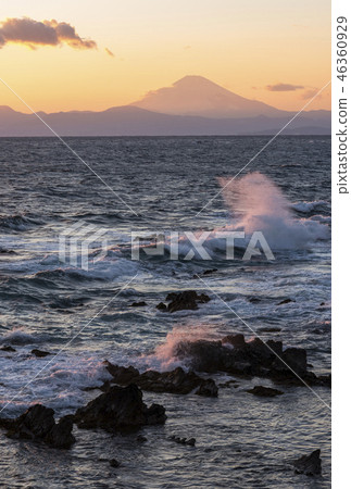 黃昏的Arasaki海岸和富士山 46360929