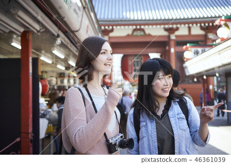Foreigners and Tokyo sightseeing Sensoji Temple Walk Nakamise Foreigners and Tokyo sightseeing Sensoji Temple Walk Nakamise 46361039