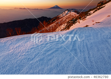 We see the morning-baked Mt. Fuji from Mt. 46362780