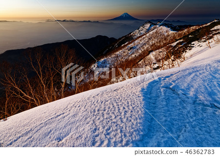 從山上看到的Yakushidake和Mt.Fuji 從山上看到的Yakushidake和Mt.Fuji 46362783