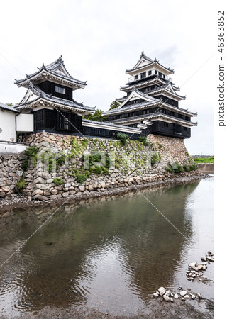 See the Nakatsu Castle Tenshukaku and Sakai in the mooring 46363852
