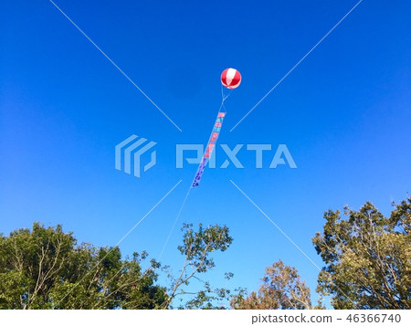 漂浮在天空的紅色和白色廣告氣球沒有一朵雲彩 漂浮在天空的紅色和白色廣告氣球沒有一朵雲彩 46366740