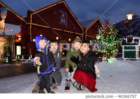 Taking pictures of children and their families who enjoy Hokkaido Hakodate Bay area Christmas fantasy Taking pictures of children and their families who enjoy Hokkaido Hakodate Bay area Christmas fantasy 46366787