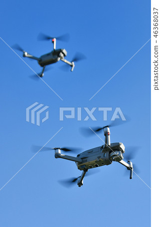 兩架無人機在飛行中 46368037