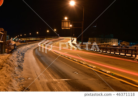 在黎明前拍攝穿過北海道函館大橋的汽車的光線軌跡 在黎明前拍攝穿過北海道函館大橋的汽車的光線軌跡 46371118