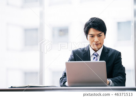 A young businessman 46371513