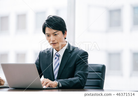 A young businessman 46371514