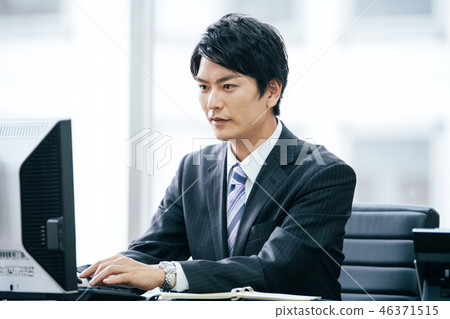 一個年輕的商人 一個年輕的商人 46371515