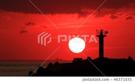 氣仙沼市Gimon漁港的早晨太陽 氣仙沼市Gimon漁港的早晨太陽 46371835