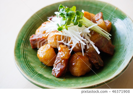 Boiled taro and pork with sweet and spicy Boiled taro and pork with sweet and spicy 46371908