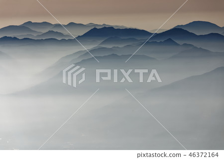 從山看到的一排晨霧。 從山看到的一排晨霧。 46372164