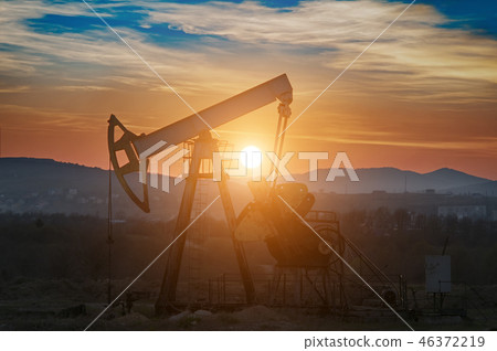 oil pump on sunset oil pump on sunset 46372219