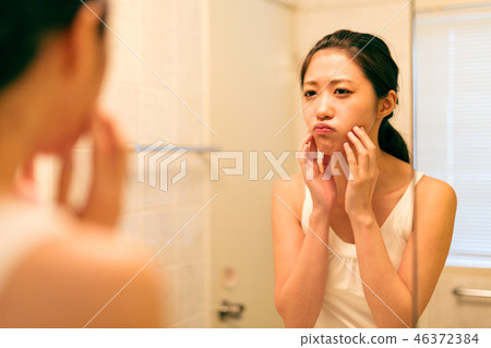 Beauty washing mirror mirror women suffer Beauty washing mirror mirror women suffer 46372384