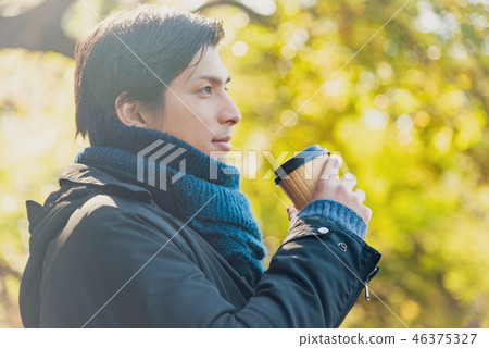 冬天男人喝咖啡 46375327