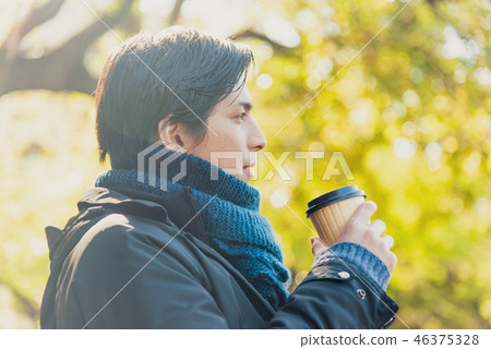 冬天男人喝咖啡 46375328