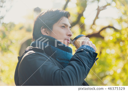 冬天男人喝咖啡 冬天男人喝咖啡 46375329
