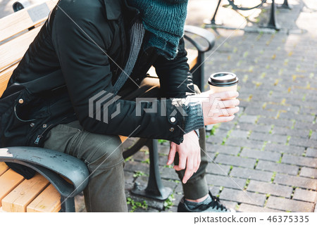 冬天年輕人喝咖啡室外 46375335