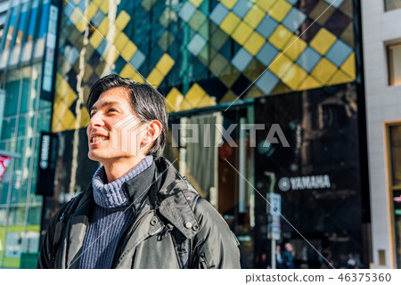 五顏六色的外套的背景微笑的人 五顏六色的外套的背景微笑的人 46375360