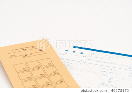 Lifestyle image Birth certificate and monthly gift bag Lifestyle image Birth certificate and monthly gift bag 46378173